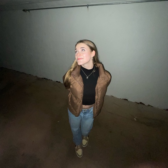 Meet your Posher, Whitney - Picture 1 of 1